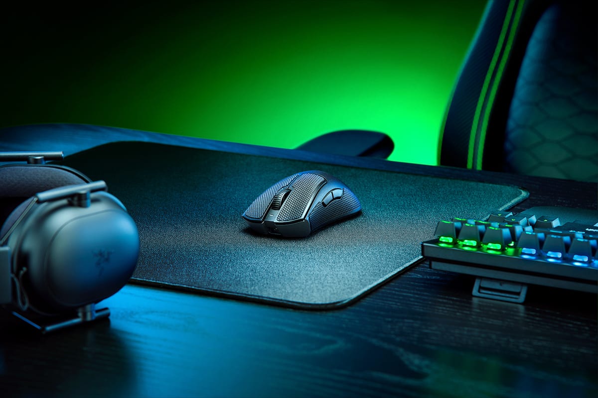 Razer DeathAdder V3 Pro detail shot 2